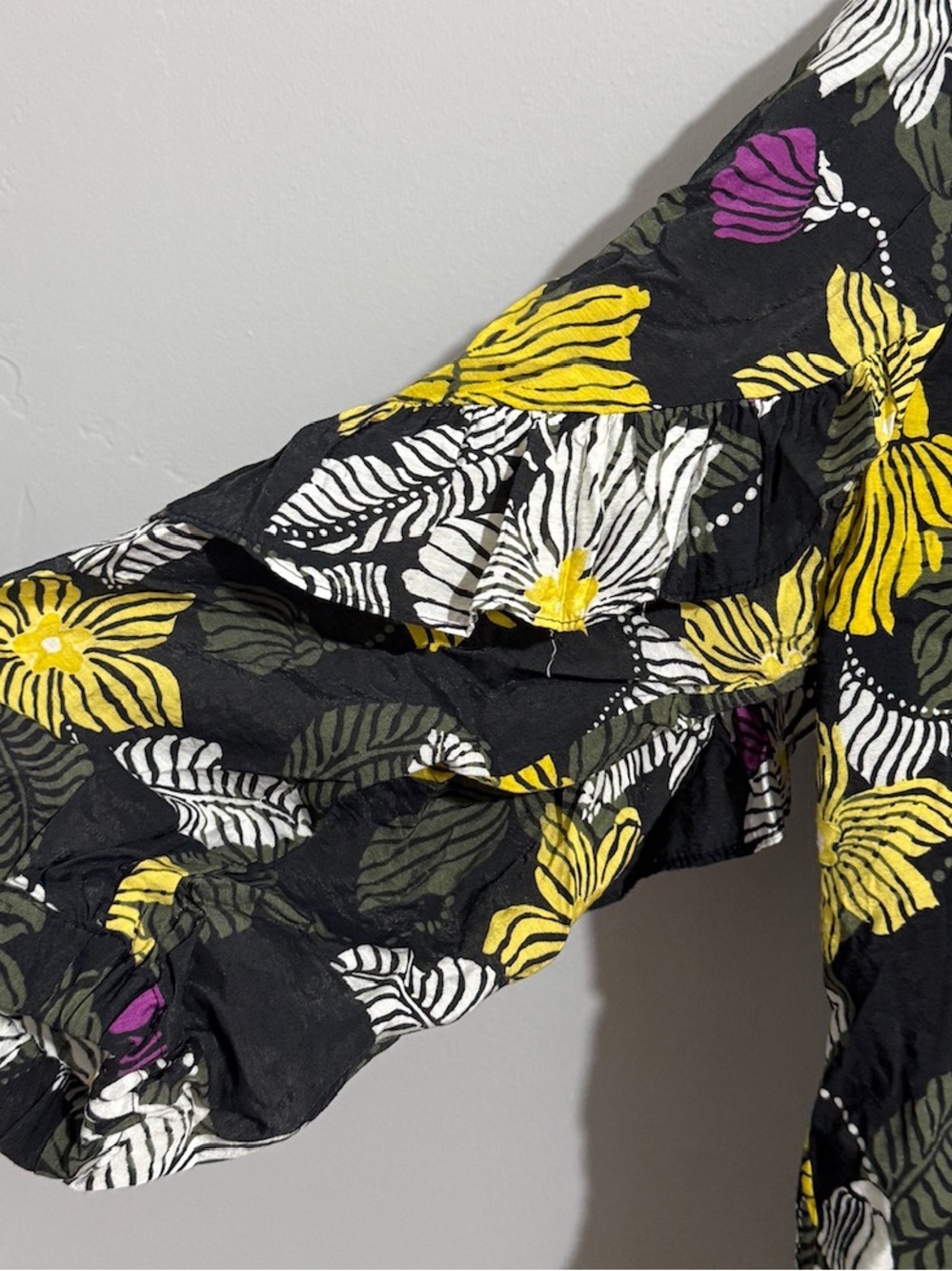 Chicos Top Womens 2.5 14 Large Floral Ruffle Sleeve Black Botanical Blouse - Picture 5 of 10
